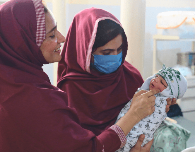 Health workers welcome a newborn baby in the birthing unit of the MSF maternal and child health care facility in Kuchlak, Quetta, Pakistan.