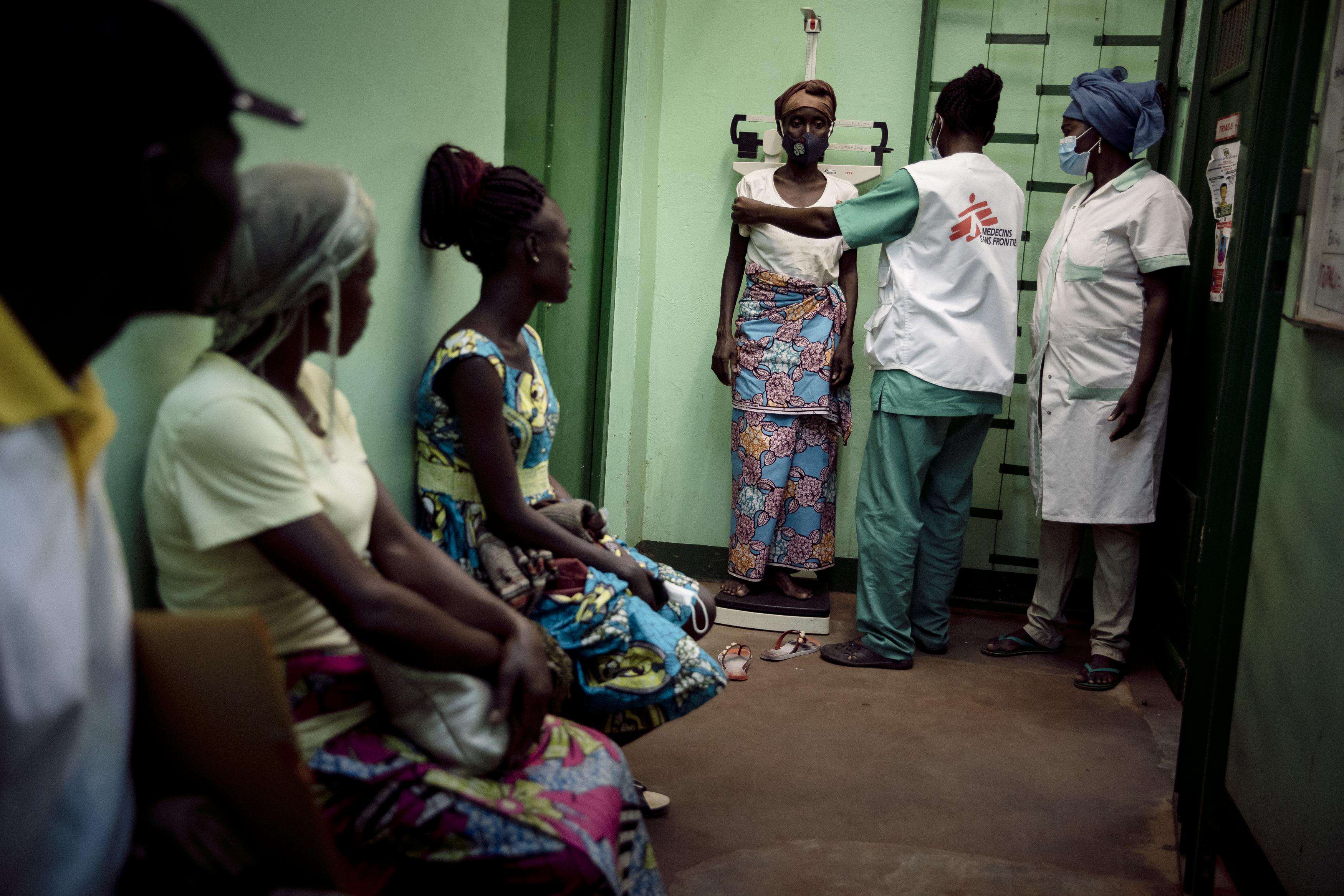 A group of people wait to receive care at an MSF HIV care clinic.