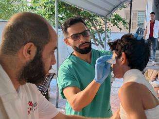 MSF nurse Mohammad Hawajreh treats a child at the burns clinic in Gaza.