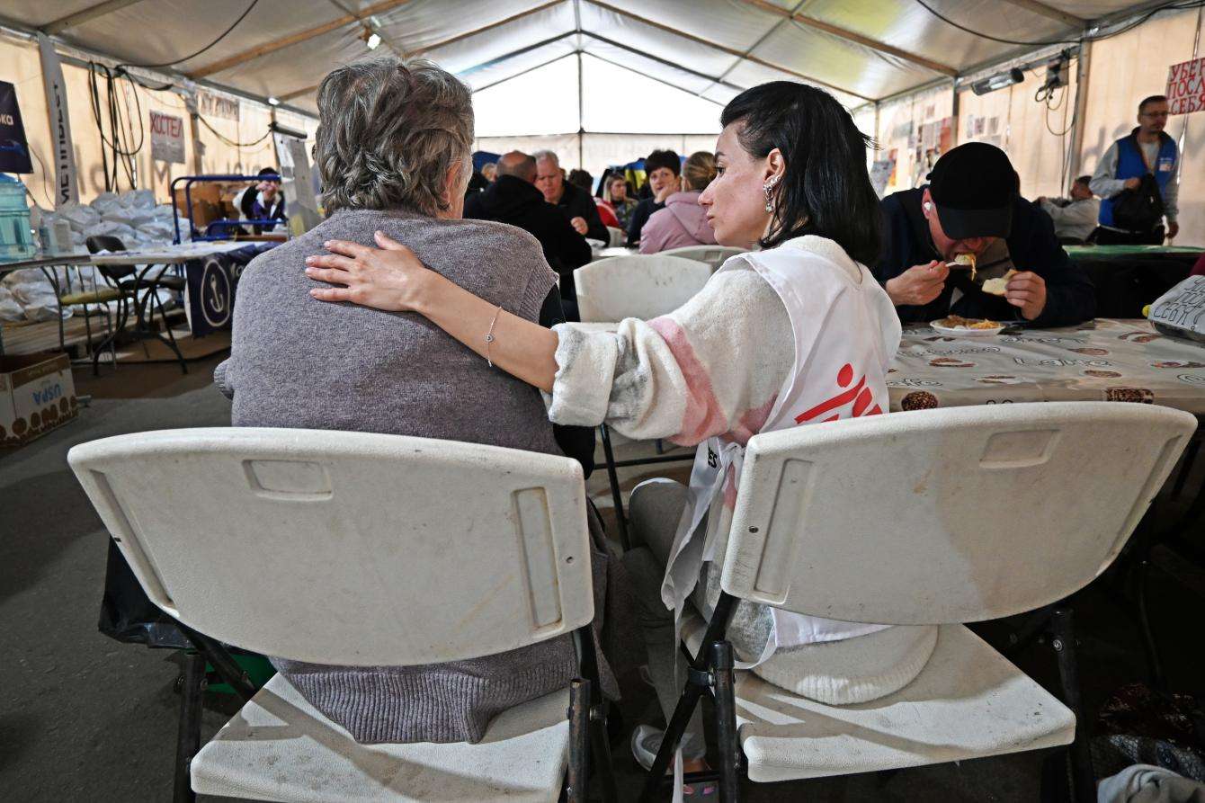 MSF Psychologist Marina Popova providing psychological first aid to a woman just arrived by bus at the reception center in Zaporizhzhia.