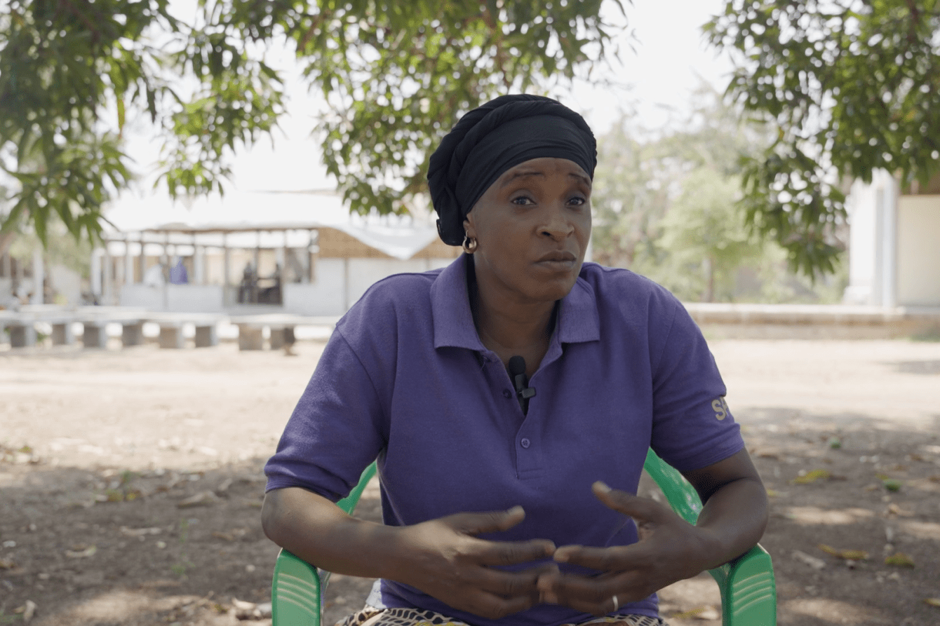 A mentor for mentors in Mozambique speaks to the camera. 