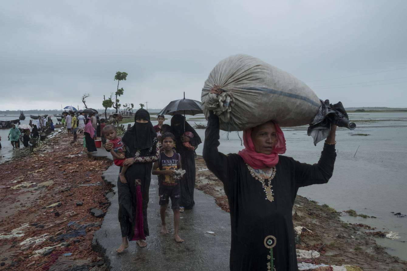 Rohingya refugees from Myanmar flee to Bangladesh