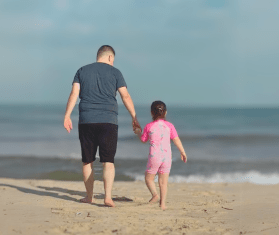 Dr. Sohaib Safi, MSF doctor, with his daughter on the beach in Gaza